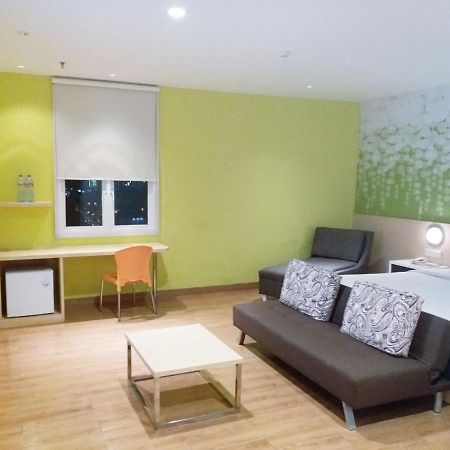 Zest Hotel Jemursari Surabaya Buitenkant foto