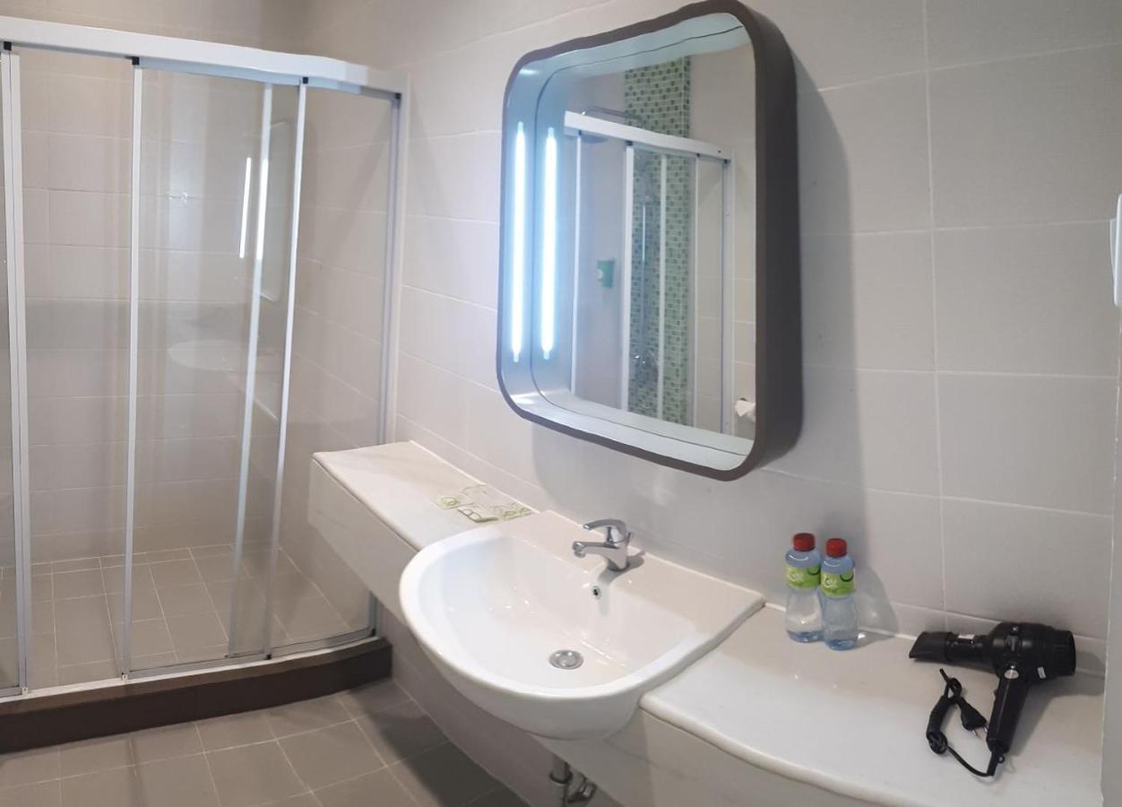 Zest Hotel Jemursari Surabaya Buitenkant foto