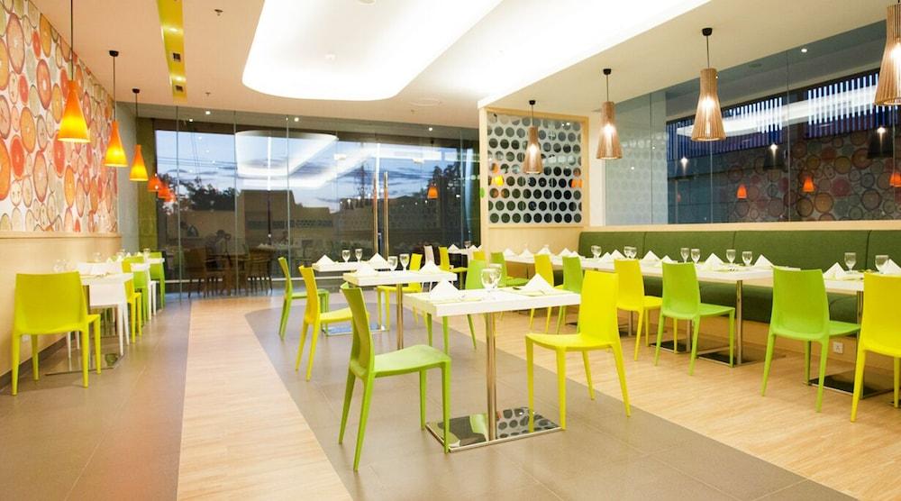 Zest Hotel Jemursari Surabaya Buitenkant foto