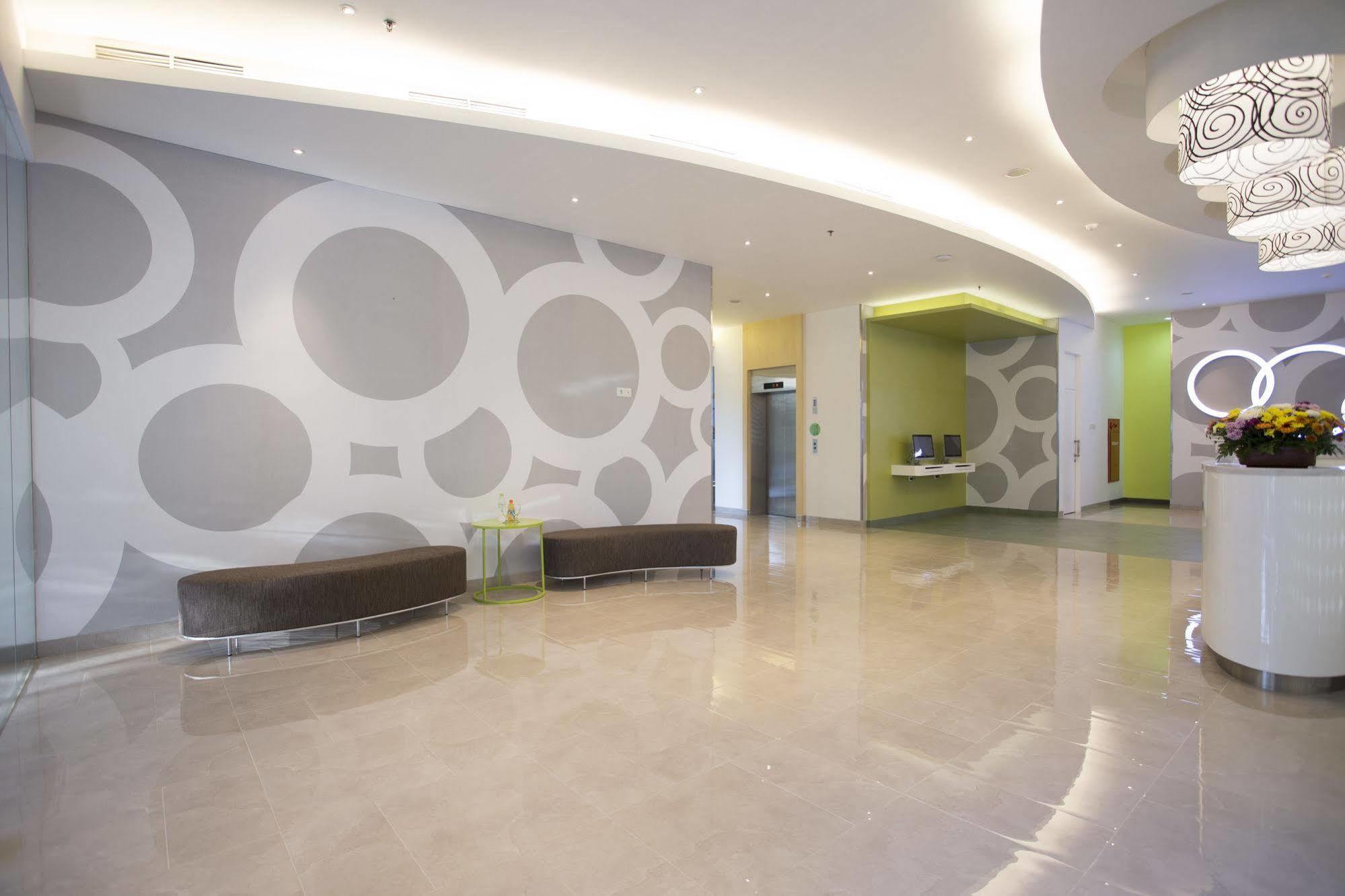 Zest Hotel Jemursari Surabaya Buitenkant foto