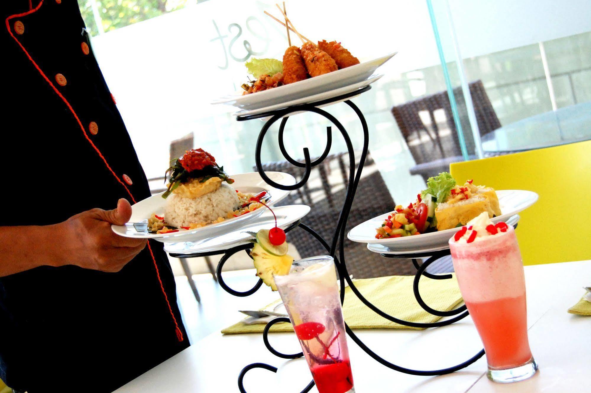 Zest Hotel Jemursari Surabaya Buitenkant foto