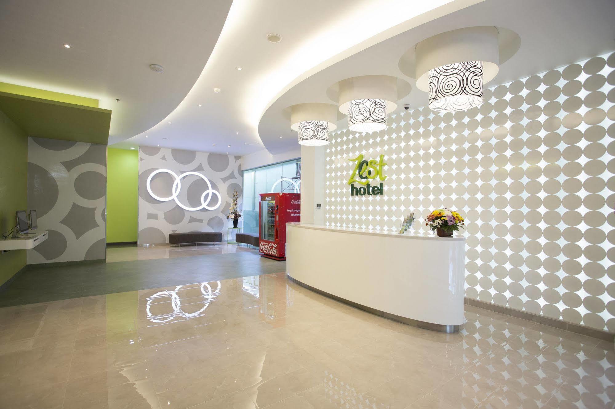 Zest Hotel Jemursari Surabaya Buitenkant foto