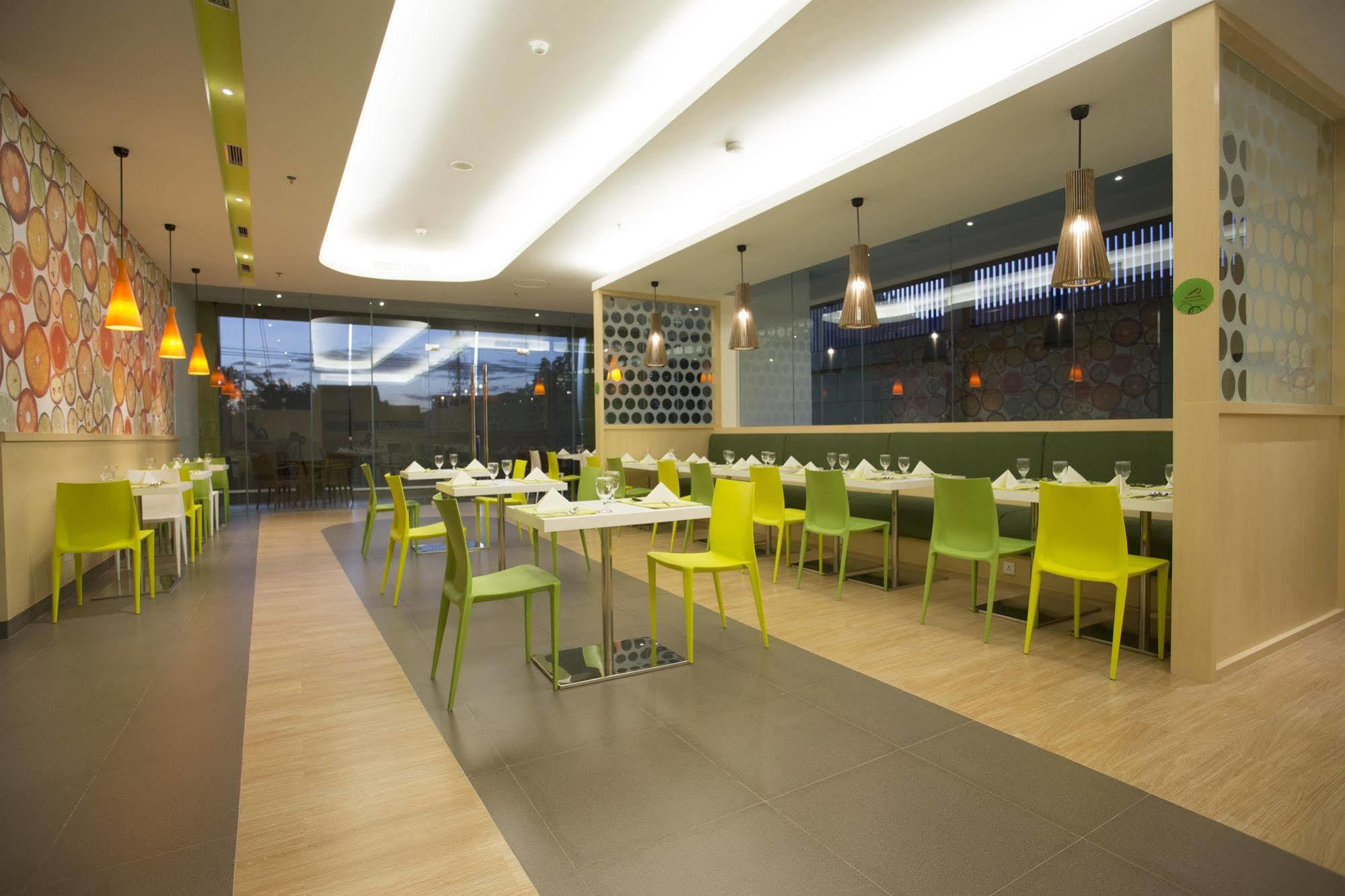 Zest Hotel Jemursari Surabaya Buitenkant foto