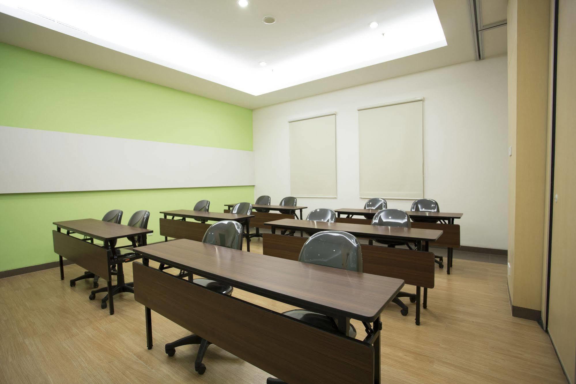 Zest Hotel Jemursari Surabaya Buitenkant foto
