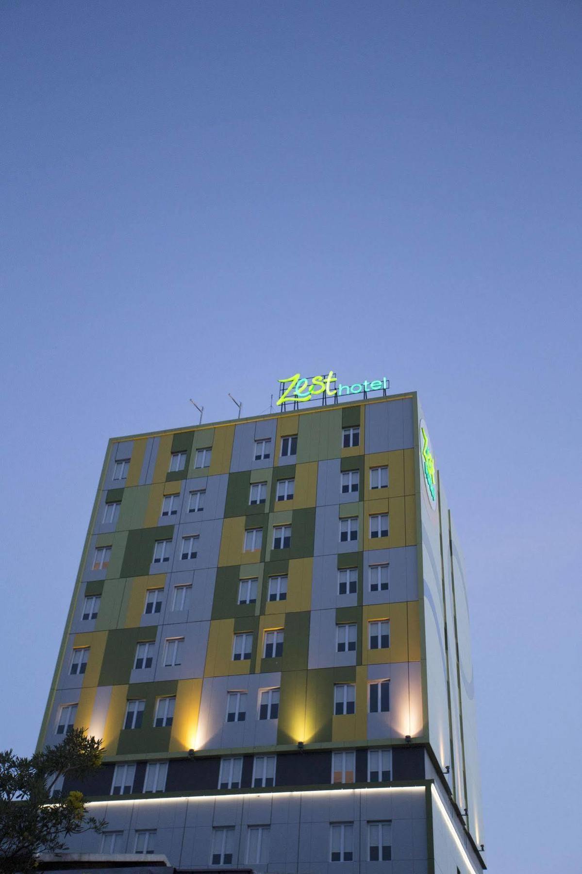 Zest Hotel Jemursari Surabaya Buitenkant foto