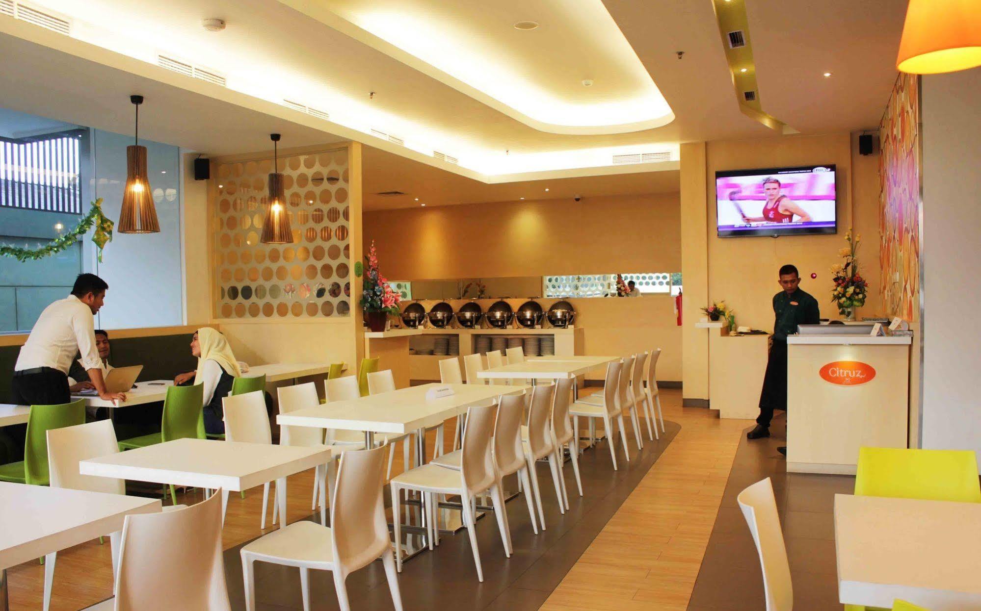 Zest Hotel Jemursari Surabaya Buitenkant foto